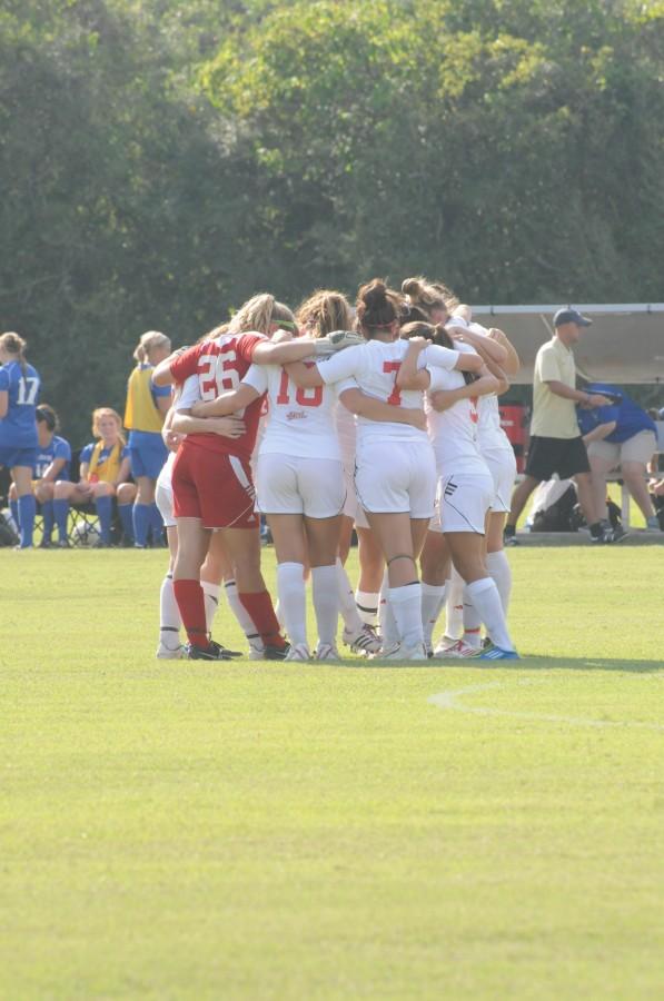 The+team+huddles+up+for+a+pep+talk+at+the+womens+soccer+game+against+McNeese+on+Friday+afternoon.