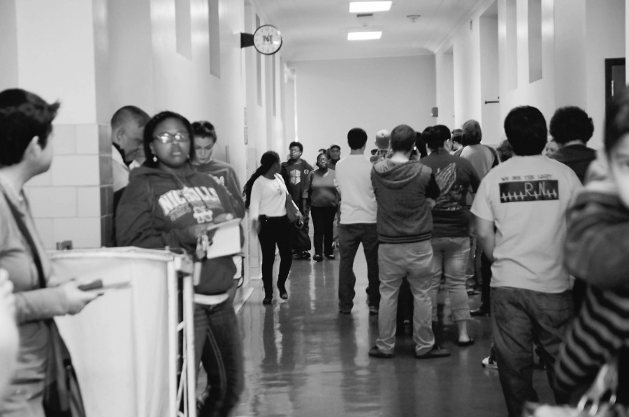 On Jan. 22, students wait in long lines at the fee collections window to pay fees for the upcoming semester.