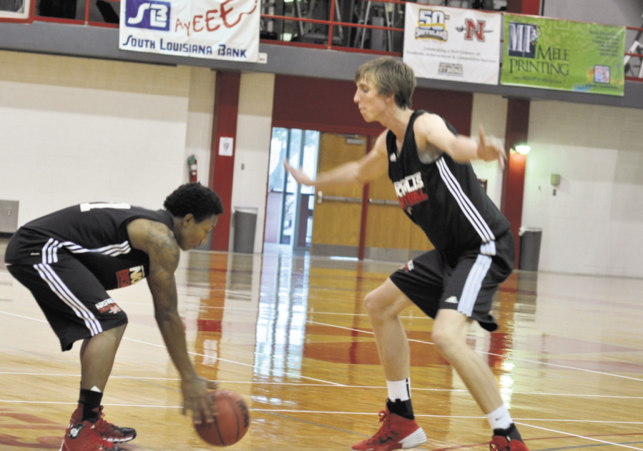 International+student+Liam+Thomas+practices+for+upcoming+basketball+games.