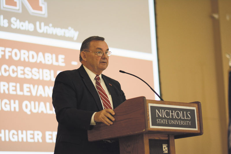 Dr.+Bruce+Murphy+addressing+the+faculty+and+staff+of+Nicholls+State+University+at+a+Faculty+Institute+update.