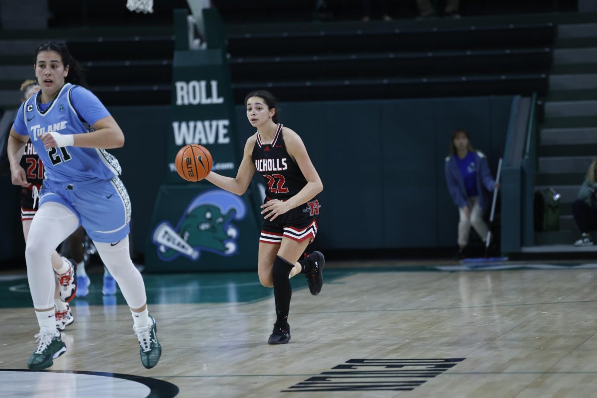 Deonna+Brister+walking+the+ball+up+the+court+against+Tulane.%2811%2F8%2F23%29