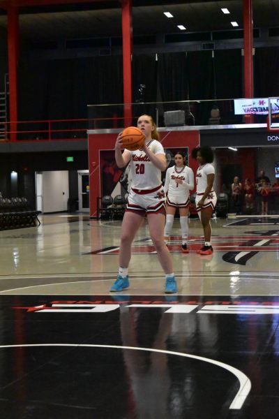 Elli Garnett preparing to shoot a free throw