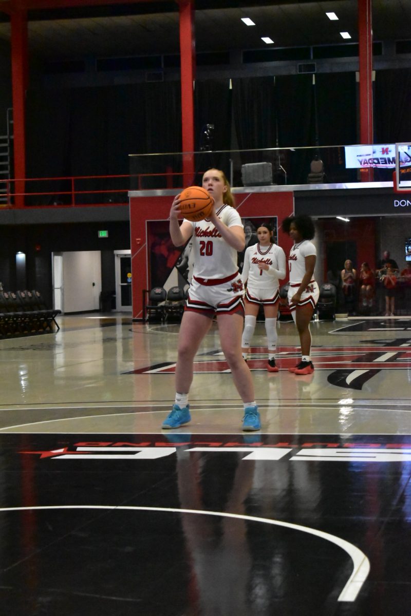 Elli Garnett preparing to shoot a free throw