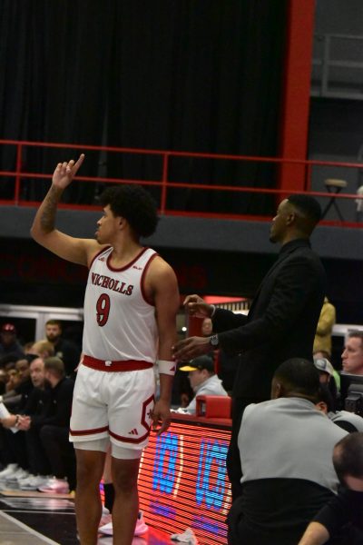 Gray Jr scores 25, boosts Colonels to third straight victory